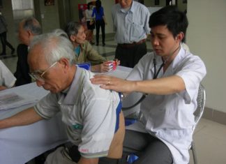 Cẩn trọng với bệnh viêm phổi ở người già khi giao mùa