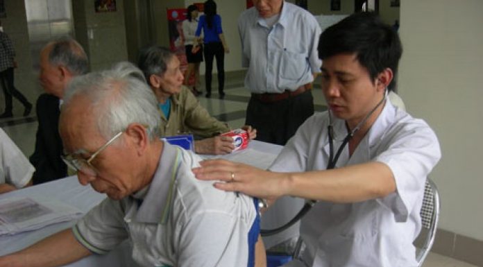 Cẩn trọng với bệnh viêm phổi ở người già khi giao mùa
